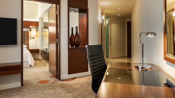 Junior Suite, Club Lounge Access, 1 Bedroom Suite, 1 King, 1 Sofa Bed, City View 